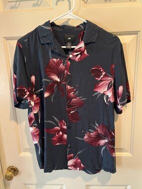 H&M Men's Black Short-Sleeve Button-Up Shirt with Burgundy Floral
